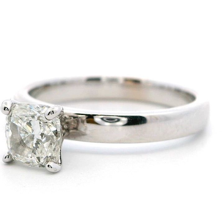 Solitare Style Diamond Engagement Ring18 Karat Gold White